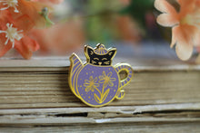 Lade das Bild in den Galerie-Viewer, Emaille Pin - cat in a teapot - Schwarz/Lavendel