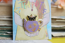 Lade das Bild in den Galerie-Viewer, Emaille Pin - cat in a teapot - Schwarz/Lavendel