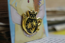 Lade das Bild in den Galerie-Viewer, Emaille Pin - cat in a teapot - Schwarz