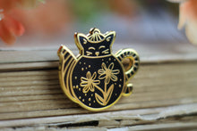 Lade das Bild in den Galerie-Viewer, Emaille Pin - cat in a teapot - Schwarz