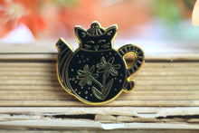 Lade das Bild in den Galerie-Viewer, Emaille Pin - cat in a teapot - Schwarz