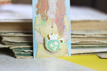Lade das Bild in den Galerie-Viewer, Emaille Pin - cat in a teapot - Weiß/Mint