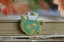 Lade das Bild in den Galerie-Viewer, Emaille Pin - cat in a teapot - Weiß/Mint
