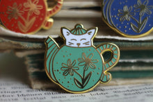 Lade das Bild in den Galerie-Viewer, Emaille Pin - cat in a teapot - Weiß/Mint