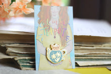 Lade das Bild in den Galerie-Viewer, Emaille Pin - cat in a teapot - Orange/Türkis