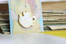 Lade das Bild in den Galerie-Viewer, Emaille Pin - cat in a teapot - Weiß