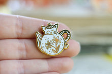 Lade das Bild in den Galerie-Viewer, Emaille Pin - cat in a teapot - Weiß