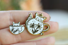 Lade das Bild in den Galerie-Viewer, Emaille Pin - cat in a teapot - Weiß