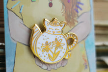 Lade das Bild in den Galerie-Viewer, Emaille Pin - cat in a teapot - Weiß