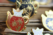 Lade das Bild in den Galerie-Viewer, Emaille Pin - cat in a teapot - Rot/Weiß