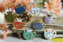 Lade das Bild in den Galerie-Viewer, Emaille Pin - cat in a teapot - Rot/Weiß