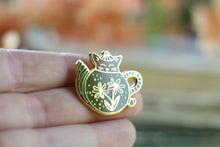 Lade das Bild in den Galerie-Viewer, Emaille Pin - cat in a teapot - Braun/Oliv