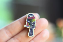 Lade das Bild in den Galerie-Viewer, Holz Pin - Kohlmeise mit Schal - Vogel Anstecknadel - Brosche - Eigene Illustration