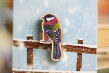 Lade das Bild in den Galerie-Viewer, Holz Pin - Kohlmeise mit Schal - Vogel Anstecknadel - Brosche - Eigene Illustration