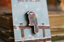Lade das Bild in den Galerie-Viewer, Holz Pin - Kohlmeise mit Schal - Vogel Anstecknadel - Brosche - Eigene Illustration