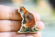 Lade das Bild in den Galerie-Viewer, Holz Pin - Fuchs auf Baumstamm - Waldtier Anstecknadel - Brosche - Eigene Illustration
