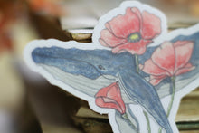 Lade das Bild in den Galerie-Viewer, Vinyl Sticker mit transparentem Effekt - Buckelwal mit Mohnblumen - Eigene Illustrationen