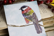 Lade das Bild in den Galerie-Viewer, Postkarte - Kohlmeise im Schnee - Vogel mit Schal - hello winter - Weihnachten Winter - Eigene Illustration