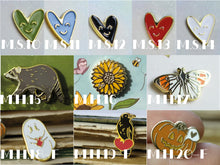 Lade das Bild in den Galerie-Viewer, Enamel Pin - Mini Pins - B-Ware, B-Grade, Second - Seconds Sale - Broschen mit kleinen Fehlern - Oopsie Bag