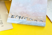 Lade das Bild in den Galerie-Viewer, Notizblock - Pinguine im Schnee - Springend - A6 Blanko - 50 Seiten - Eselspinguin - Eigene Illustration