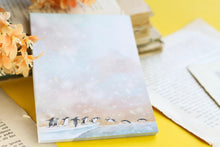 Lade das Bild in den Galerie-Viewer, Notizblock - Pinguine im Schnee - Springend - A6 Blanko - 50 Seiten - Eselspinguin - Eigene Illustration
