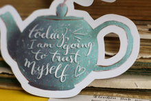 Lade das Bild in den Galerie-Viewer, Vinyl Sticker - Rotkehlchen auf Teekanne - Affirmation - Handgemalte Illustration