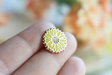 Lade das Bild in den Galerie-Viewer, Emaille Pin - Minipin - Sonnenblume - Geschenk für beste Freundin