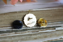 Lade das Bild in den Galerie-Viewer, Emaille Pin - Minipin - Sonnenblume - Geschenk für beste Freundin