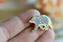 Lade das Bild in den Galerie-Viewer, Emaille Pin - Minipin - Waschbär - Adventskalender befüllen