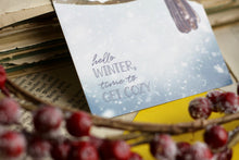Lade das Bild in den Galerie-Viewer, Postkarte - Kohlmeise im Schnee - Vogel mit Schal - hello winter - Weihnachten Winter - Eigene Illustration