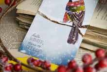 Lade das Bild in den Galerie-Viewer, Postkarte - Kohlmeise im Schnee - Vogel mit Schal - hello winter - Weihnachten Winter - Eigene Illustration