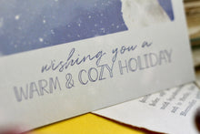 Lade das Bild in den Galerie-Viewer, Postkarte - Hase im Schnee - Polarlichter - Berglandschaft mit Hütte - warm and cozy holiday - Weihnachten Winter - Eigene Illustration