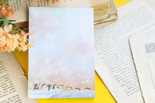 Lade das Bild in den Galerie-Viewer, Notizblock - Pinguine im Schnee - Springend - A6 Blanko - 50 Seiten - Eselspinguin - Eigene Illustration