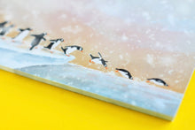 Lade das Bild in den Galerie-Viewer, Notizblock - Pinguine im Schnee - Springend - A6 Blanko - 50 Seiten - Eselspinguin - Eigene Illustration