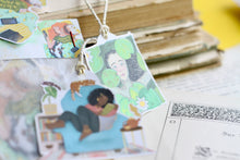 Lade das Bild in den Galerie-Viewer, Geschenkanhänger - Frauen Illustrationen - Gemütliche Malerei Frauen Mädchen - Geschenke verpacken - Eigene Illustration