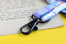 Lade das Bild in den Galerie-Viewer, Schlüsselband - Skandinavische Nacht 2.0 - Polarlichter, Schnee, Wolf, Orca - Sicherheitsverschluss - Eigene Illustrationen