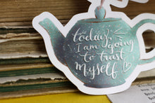 Lade das Bild in den Galerie-Viewer, Vinyl Sticker - Rotkehlchen auf Teekanne - Affirmation - Handgemalte Illustration