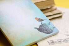 Lade das Bild in den Galerie-Viewer, Notizblock - Rotkehlchen auf Teekanne - Affirmation - Trust Myself - A6 - 50 Seiten - Handgemalte Illustration