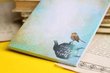 Lade das Bild in den Galerie-Viewer, Notizblock - Rotkehlchen auf Teekanne - Affirmation - Trust Myself - A6 - 50 Seiten - Handgemalte Illustration