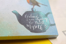 Lade das Bild in den Galerie-Viewer, Notizblock - Rotkehlchen auf Teekanne - Affirmation - Trust Myself - A6 - 50 Seiten - Handgemalte Illustration