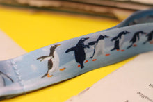 Lade das Bild in den Galerie-Viewer, Schlüsselband - Pinguine im Schnee - Eselspinguin - Sicherheitsverschluss - Eigene Illustrationen - Weihnachtsgeschenk - Nikolaus - Wichteln