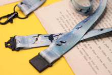 Lade das Bild in den Galerie-Viewer, Schlüsselband - Pinguine im Schnee - Eselspinguin - Sicherheitsverschluss - Eigene Illustrationen - Weihnachtsgeschenk - Nikolaus - Wichteln