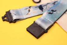 Lade das Bild in den Galerie-Viewer, Schlüsselband - Pinguine im Schnee - Eselspinguin - Sicherheitsverschluss - Eigene Illustrationen - Weihnachtsgeschenk - Nikolaus - Wichteln