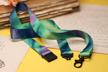 Lade das Bild in den Galerie-Viewer, Schlüsselband - Polarlichter - Nordlichter - Sicherheitsverschluss - Eigene Illustrationen - Weihnachtsgeschenk - Nikolaus - Wichteln