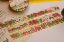 Lade das Bild in den Galerie-Viewer, Weihnachts Bücherregal Washi Tape - 1,5cm x 10m - Eigene Illustration - Ideales Geschenk für Leseratten - Adventskalender befüllen