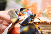 Lade das Bild in den Galerie-Viewer, Reinigungstuch - Fuchs mit Glühwürmchen - Wald - Microfasertuch für Brille, Bildschirm und Objektiv - Adventskalender - Eigene Illustration