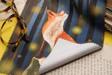 Lade das Bild in den Galerie-Viewer, Reinigungstuch - Fuchs mit Glühwürmchen - Wald - Microfasertuch für Brille, Bildschirm und Objektiv - Adventskalender - Eigene Illustration