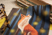 Lade das Bild in den Galerie-Viewer, Reinigungstuch - Fuchs mit Glühwürmchen - Wald - Microfasertuch für Brille, Bildschirm und Objektiv - Adventskalender - Eigene Illustration