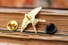 Lade das Bild in den Galerie-Viewer, Emaille Pin - Schwalbe - Special Edition - Filler Pin