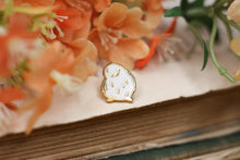 Lade das Bild in den Galerie-Viewer, Emaille Pin - Shima-enaga - Schwanzmeise - Japanese Snow Fairy Bird - Kleine Meise - Special Edition - Filler Pin